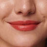 lisa eldridge BAUME EMBRACE LIP COLOUR المنحنى الأحمر